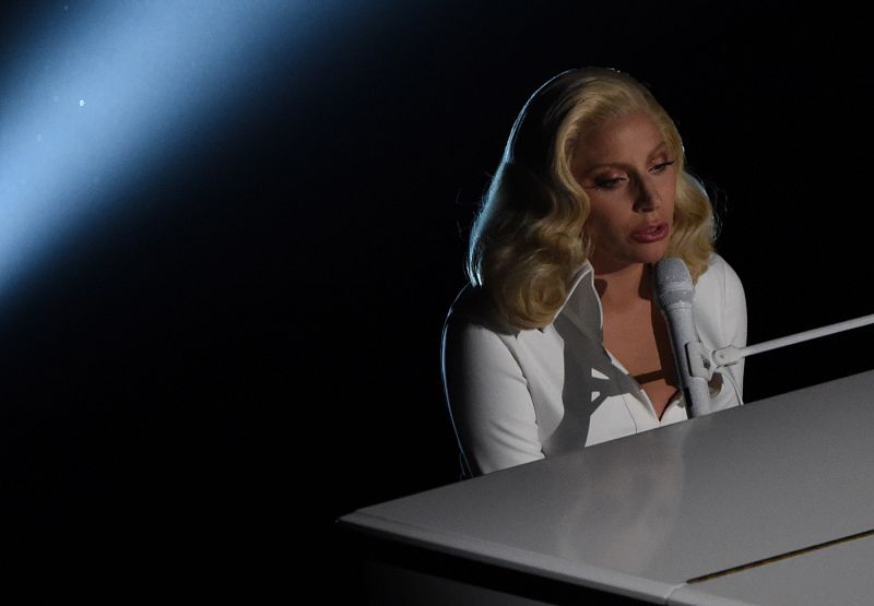 Lady Gaga actúa durante la gala de los Oscar