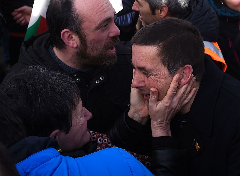 Antes de pronunciar sus primeras palabras tras salir de la cárcel Arnaldo Otegi ha recibido abrazos y vítores de sus simpatizantes.