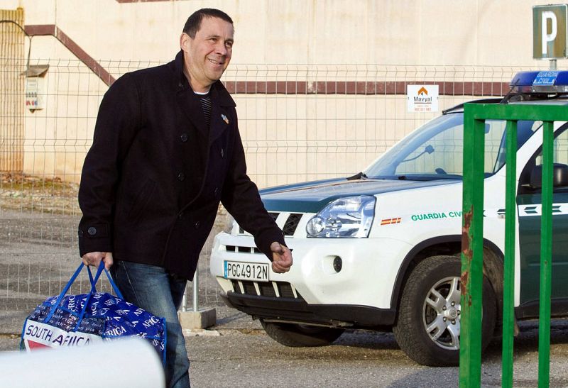 Familiares y amigos han vitoreado y aplaudido a Otegi al salir de prisión