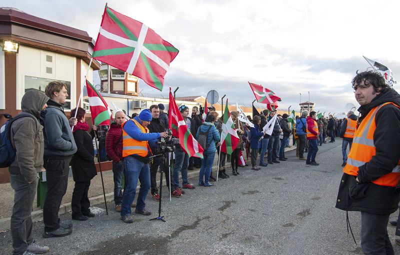 Decenas de personas se han concentrado junto a la prisión de Logroño para recibir a Otegi