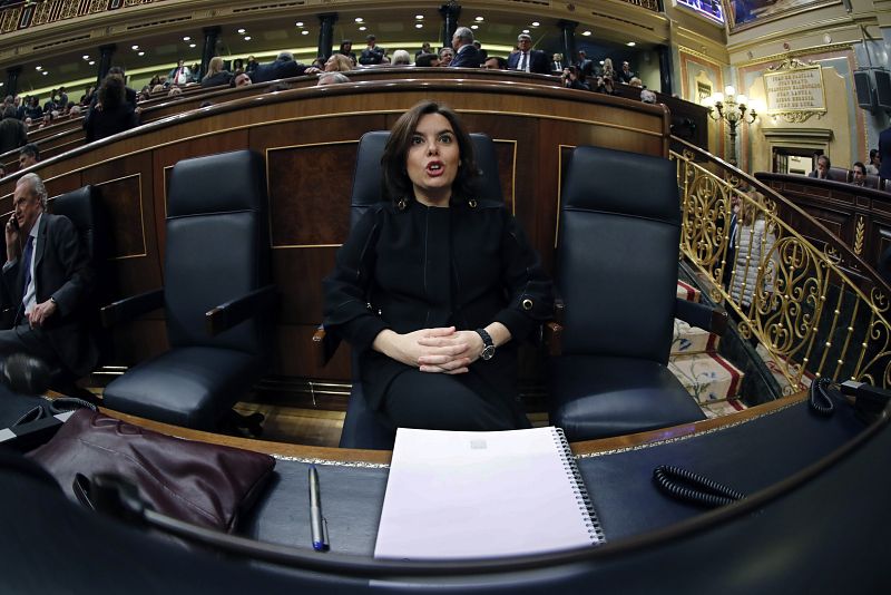 La vicepresidenta del Gobierno en funciones, Soraya Sáenz de Santamaría, en su escaño momentos antes de iniciarse la sesión.