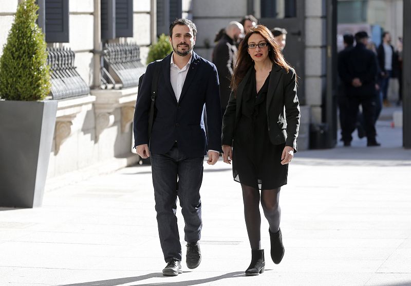 Los diputados de IU Alberto Garzón y Sol Sánchez a su llegada a la Cámara Baja.