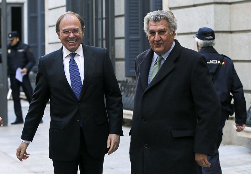 El presidente del Senado, Pio García Escudero (i) y el expresidente del Congreso, Jesús Posada, a su llegada.