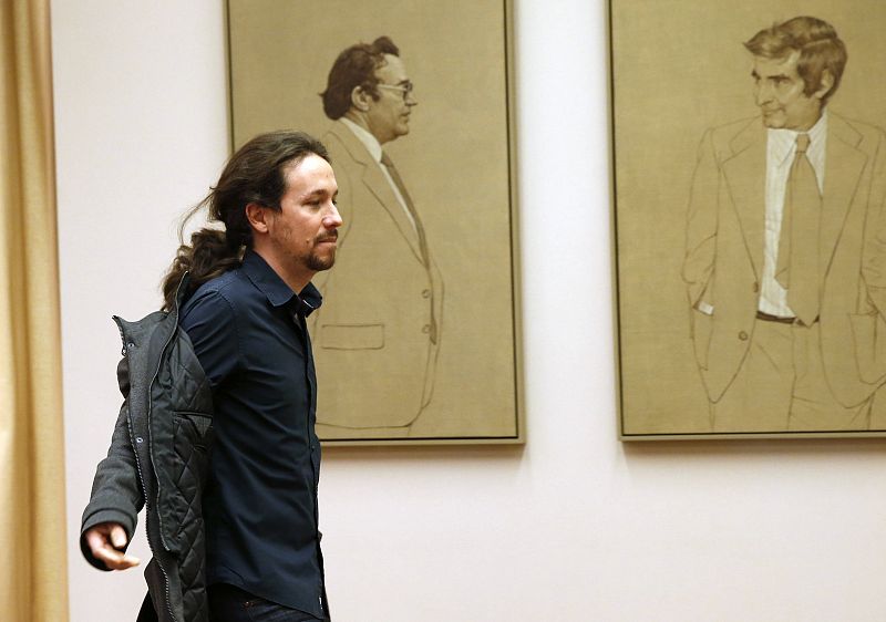 El líder de Podemos, Pablo Iglesias, antes de entrar al Congreso para presenciar el discurso de investidura.