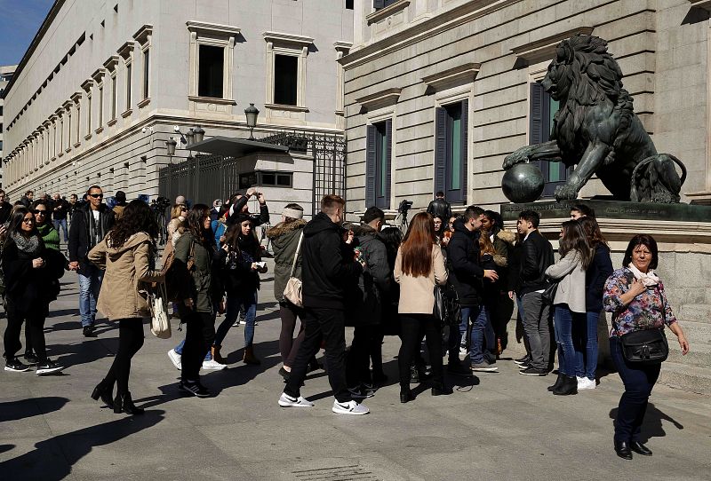 Vista de la entrada al Congreso de los Diputados antes de que diese comienzo la primera jornada del debate de investidura.