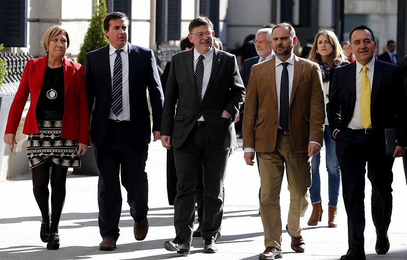 El president de la Generalitat valenciana, Ximo Puig (c), entre otros, a su llegada.