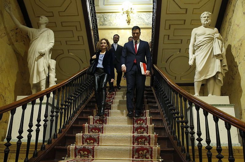 El secretario general del PSOE, Pedro Sánchez (d), y la responsable de Estudios y Programas del partido, Meritxell Batet (i), a su llegada al Congreso de los Diputados.