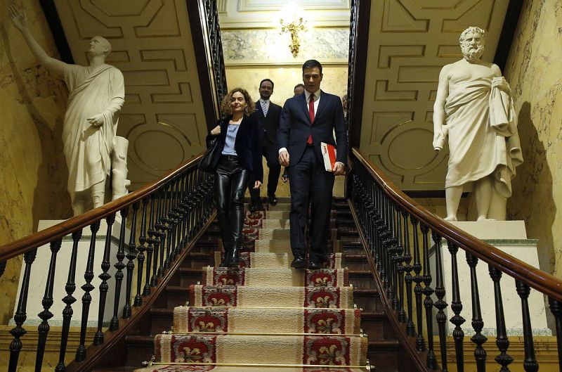 El secretario general del PSOE, Pedro Sánchez (d), y la responsable de Estudios y Programas del partido, Meritxell Batet (i), a su llegada al Congreso de los Diputados.