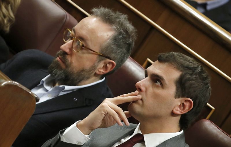 El líder de Ciudadanos, Albert Rivera (d) junto al portavoz parlamentario, Juan Carlos Girauta, escucha el discurso de Pedro Sánchez.