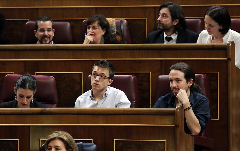 Los diputados de Podemos, Pablo Iglesias (d), Íñigo Errejón (c) e Irene María Montero (i), escuchan el discurso de investidura.