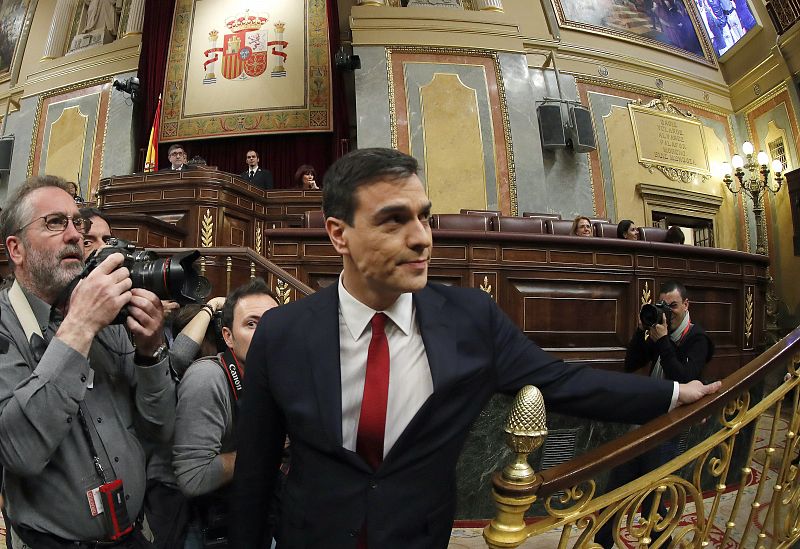 El secretario general del PSOE, Pedro Sánchez, se dispone a subir a la tribuna de oradores del Congreso de los Diputados.