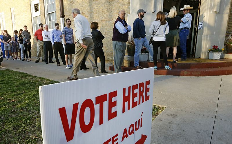 Votantes hacen cola para depositar su voto en Forth Worth, en el estado de Texas