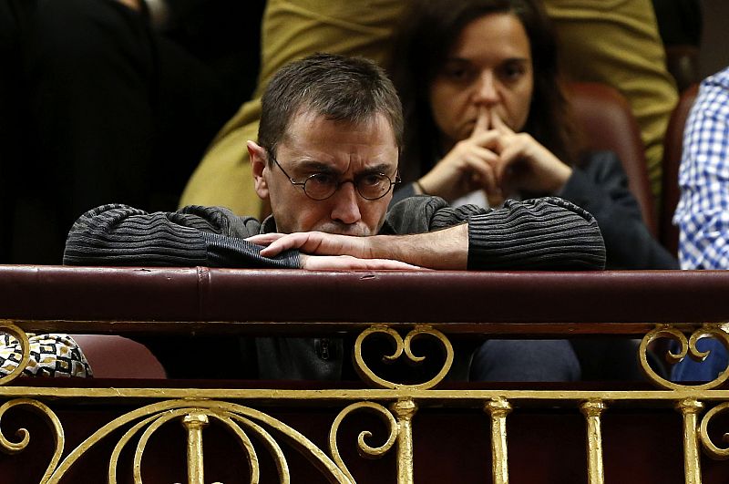 El cofundador de Podemos, Juan Carlos Monedero, escucha atentamente.