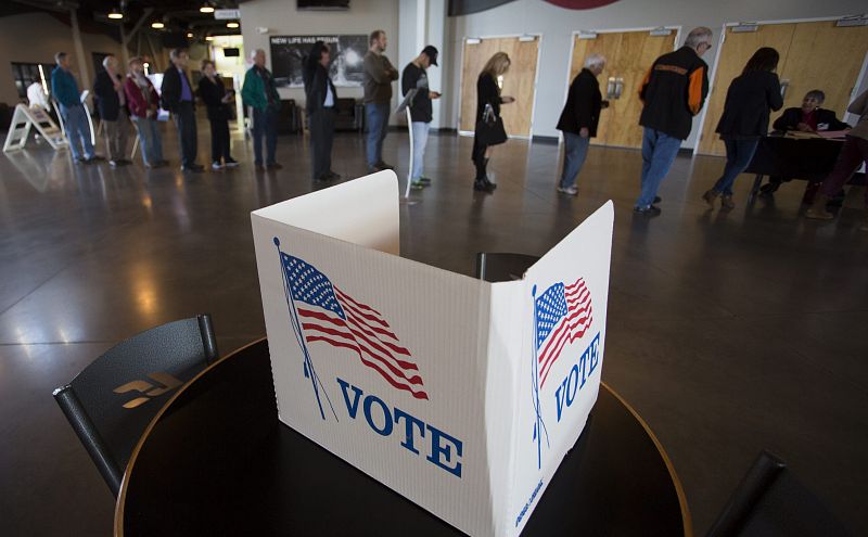 Varias personas esperan para votar en un colegio electoral de Edmond, Oklahoma, Estados Unidos