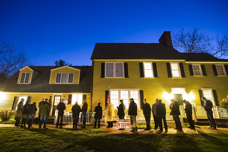 Residentes de Virginia hacen cola al amanecer para votar en el edificio histórico Hunter House en el parque Nottoway, en Vienna, Estados Unidos