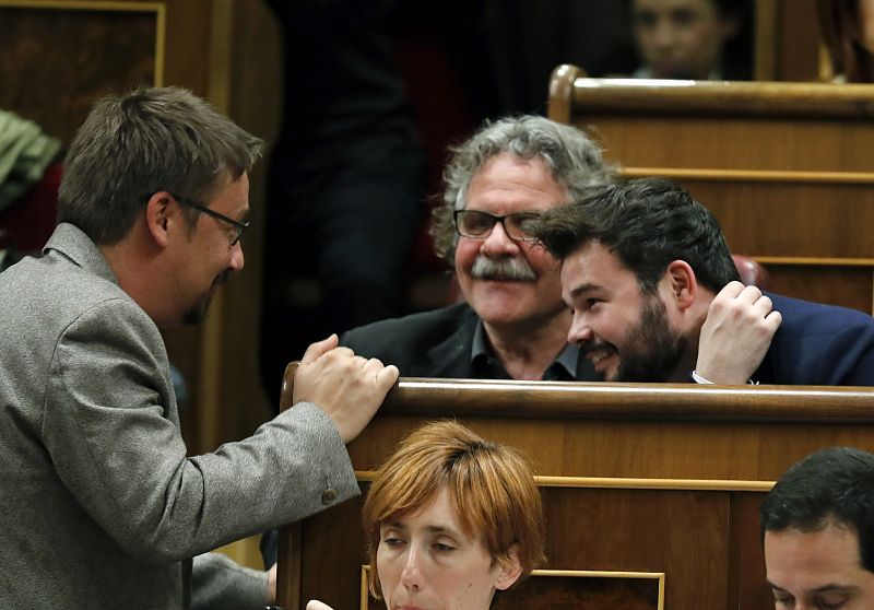 Xavier Doménech (En Comú Podem) conversa con sus colegas diputados Joan Tardá y Gabriel Rufián (ERC)