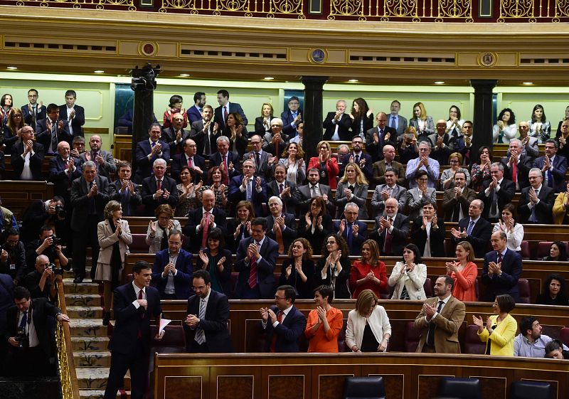 Pedro Sánchez, aplaudido por los diputados socialistas tras su discurso