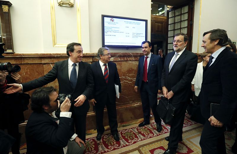 El presidente del Gobierno en funciones, Mariano Rajoy (2d), tras salir del hemiciclo después de la votación.