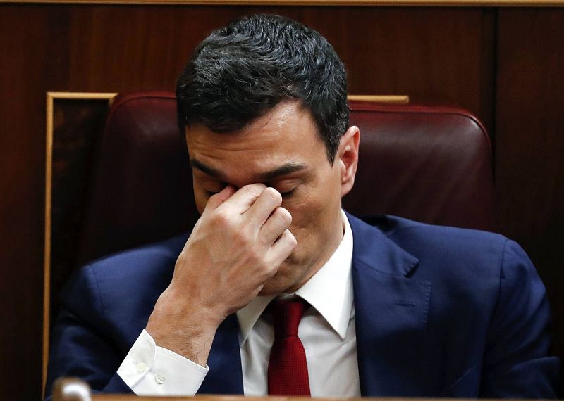El secretario general del PSOE, Pedro Sánchez, en su escaño durante la votación.