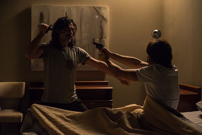 Alonso y Pacino, que viven juntos, se apuntan con una pistola y un cuchillo.