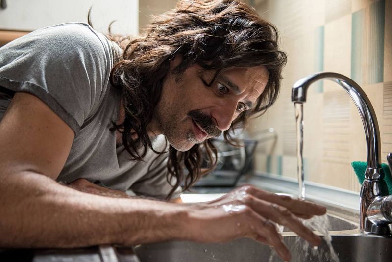  Alonso abre el grifo de la cocina y descubre que el agua es fría y caliente