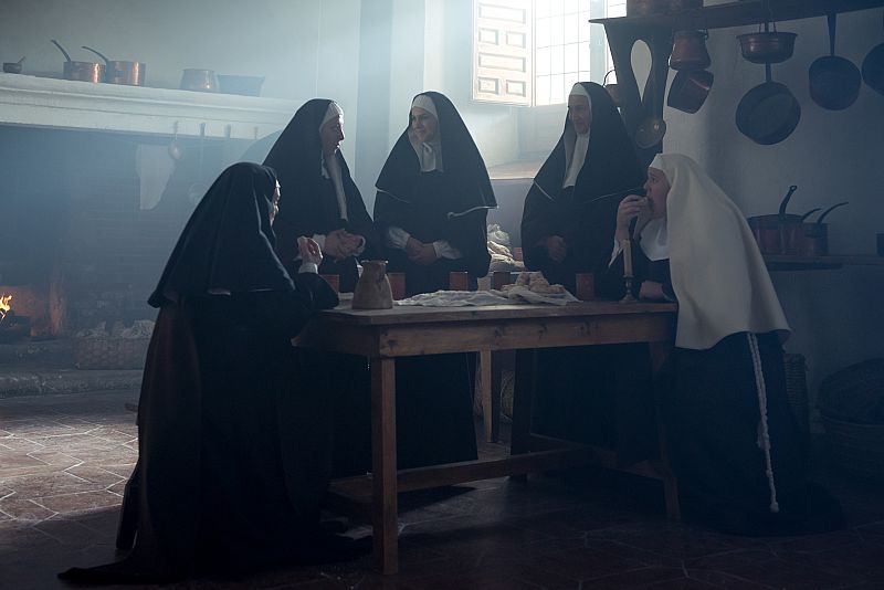 Las monjas le dicen a Angustias que tiene que hacer el sol de la misa del gallo