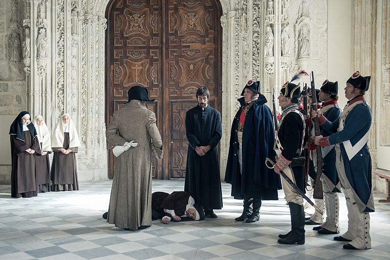 Angustias se desmaya al ver a Napoleón