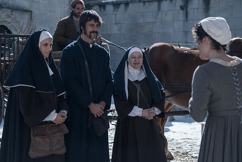Amelia, Angustias y Pacino llegan a Tordesillas como monja, abadesa y sacerdote