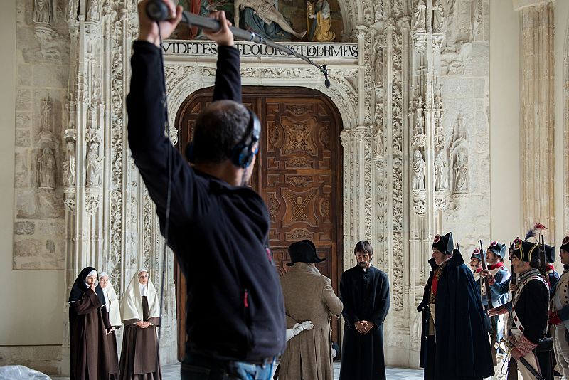 Un sonidista el audio de la escena en la que Napoleón llega al Monasterio de Tordesillas.