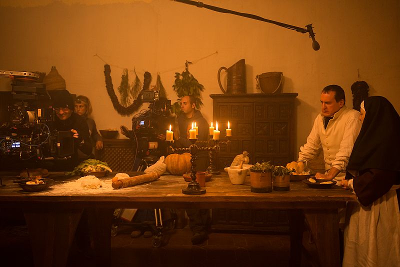 Las cámaras graban la escena en la que Fernando Cayo y Francesca Piñón preparan la cena de Navidad.