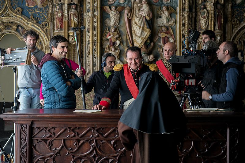 Francesca Piñón y Fernando Cayo comentan con el director la escena en la que Angustias y Napoleón se encuentran.