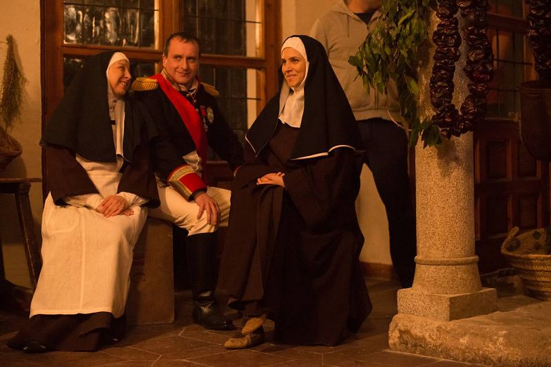  Francesca Piñón, Fernando Cayo y Aura Garrido esperan su turno para grabar una escena. 