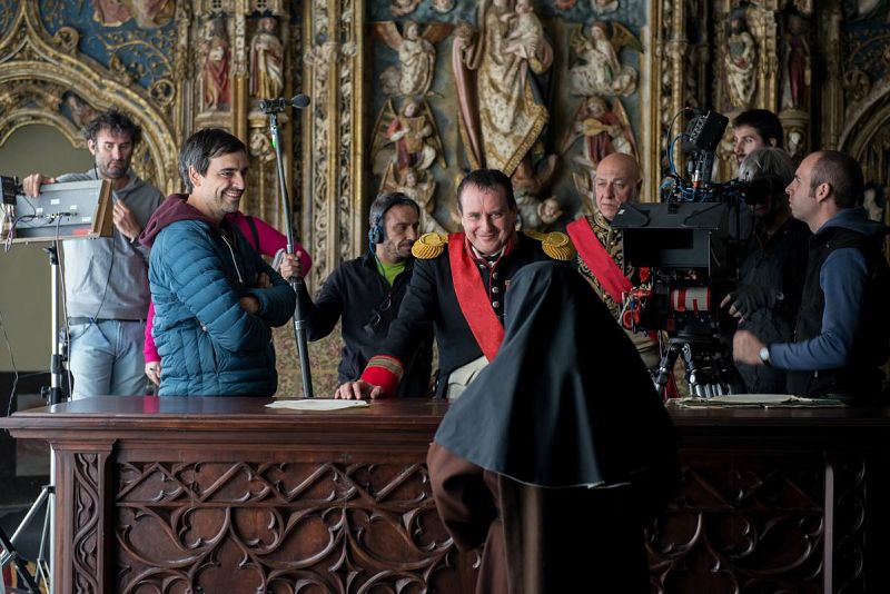  Francesca Piñón y Fernando Cayo comentan con el director la escena en la que Angustias y Napoleón se encuentran. 