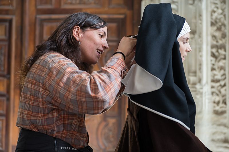 Las encargadas de vestuario preparan a Aura Garrido para interpretar a una monja en el capítulo 12