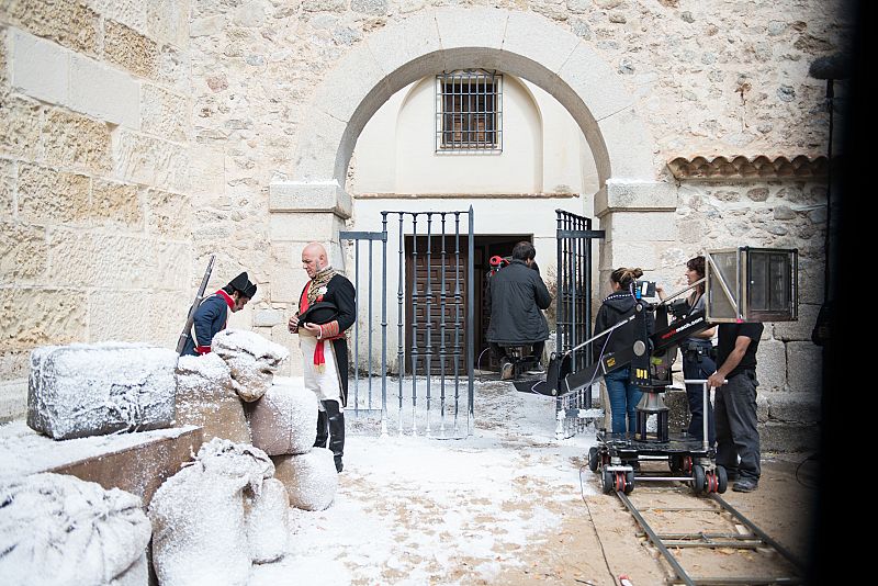 Los técnicos se encargan de poner la nieve en el Monasterio de Tordesillas