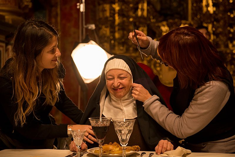 Maquillaje prepara a Angustias antes de grabar la escena de la cena con Napoleón.