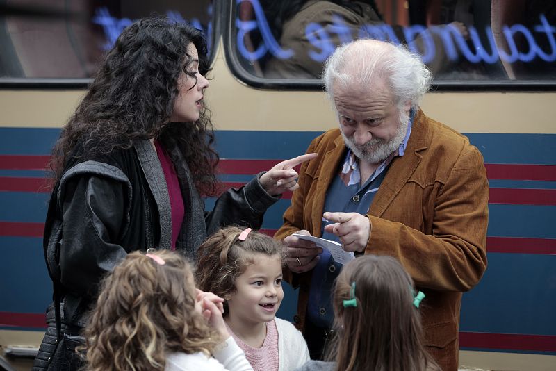 Cuéntame cómo pasó - Paquita deja a Miguel con sus hijas