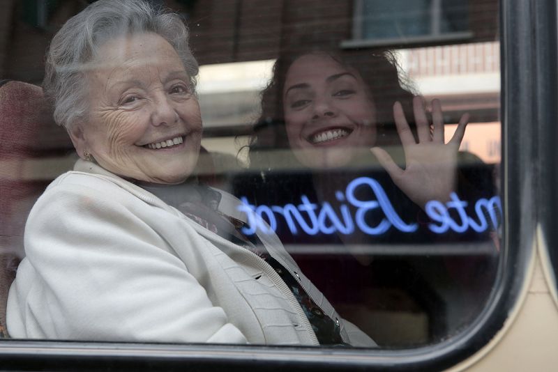 Cuéntame cómo pasó - Herminia y Paquita se despiden desde el autocar