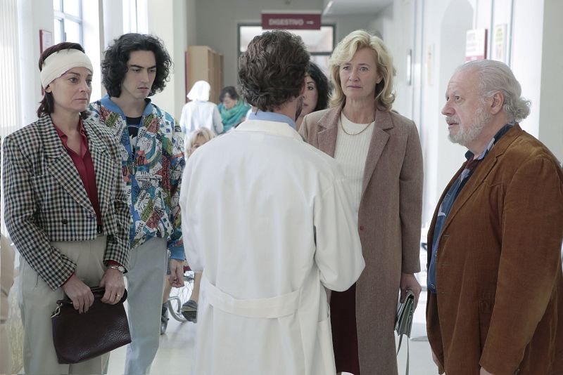 Cuéntame cómo pasó - Mercedes pregunta al doctor por su madre