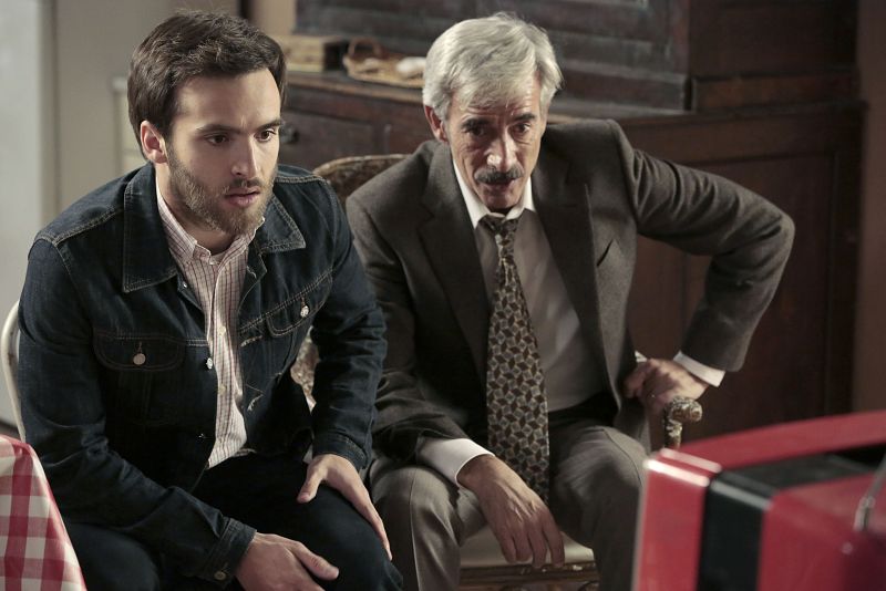 Cuéntame cómo pasó - Carlos y Antonio ven la noticia del accidente en la televisión