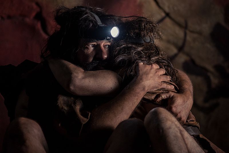 Dos funcionarios atrapados en Altamira se abrazan para darse calor y combatir el frío de la época