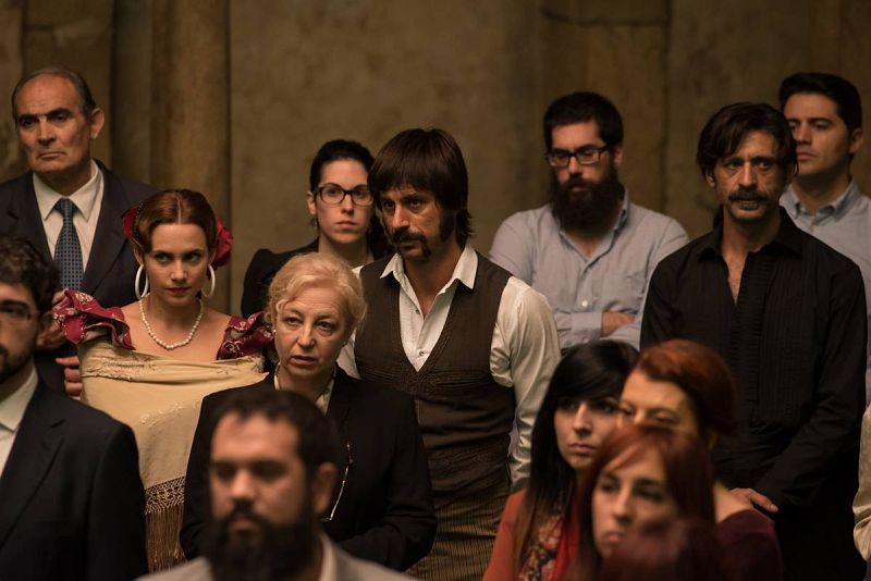  Los funcionarios escuchan en el claustro a Susana Torres, que informa del virus de la gripe española