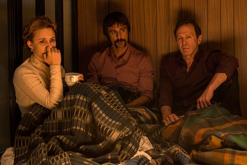 Ernesto se desahoga con Pacino y Amelia en la cafetería mientras los demás duermen