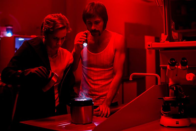 Amelia y Pacino dejan fuera del congelador el virus para destruirlo