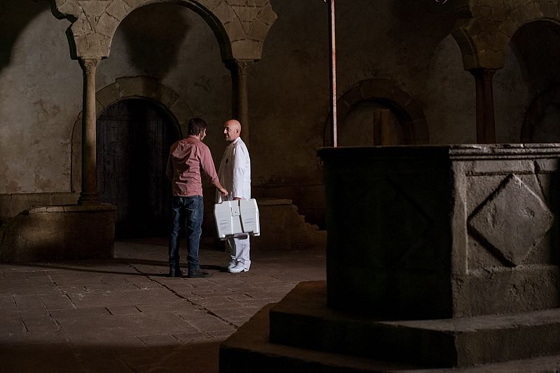 Pacino sospecha que el doctor Vargas oculta algo y habla con él.