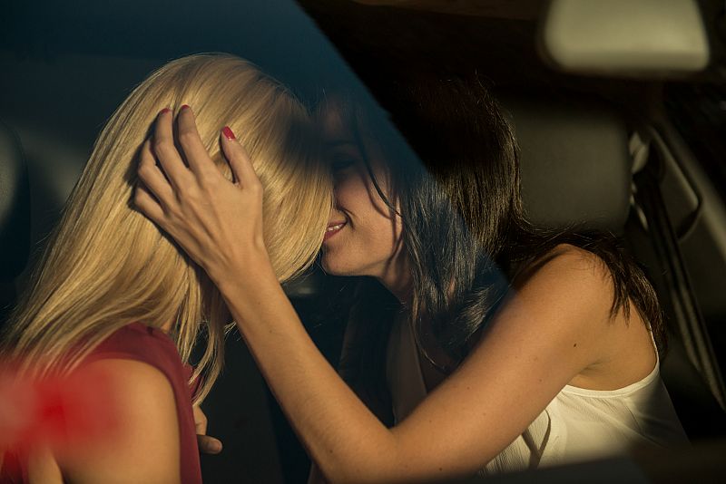 Susana Torres besa a Irene Larra en el coche