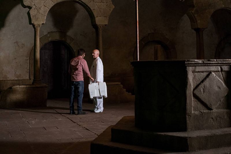  Pacino sospecha que el doctor Vargas oculta algo y habla con él.