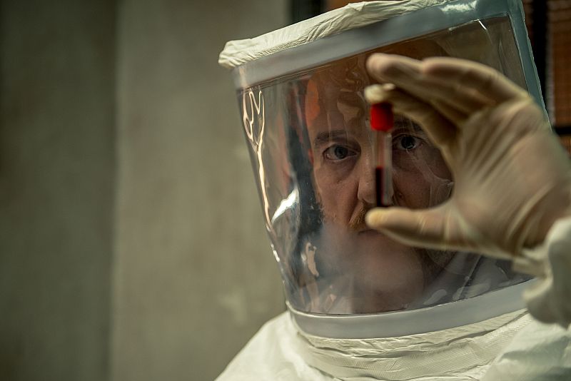 El doctor Vagas sujeta una de las muestras de sangre con el virus de la gripe española