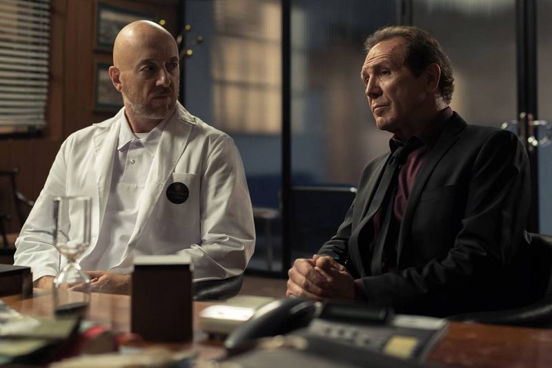  El doctor Vargas y Ernesto informan a Susana Torres de la situación en la enfermería del Ministerio