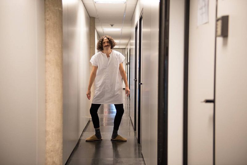  Velázquez hace una broma con su traje de enfermo. Parece que lo lleva mejor que Alonso...